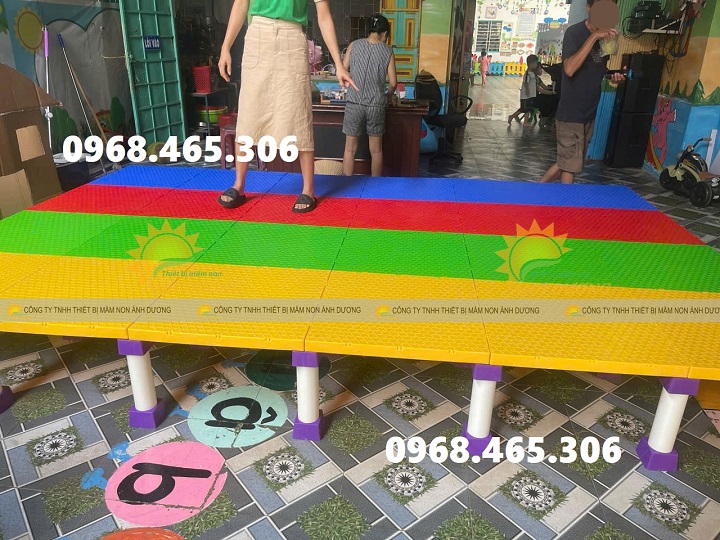 Sàn bục sân khấu lắp ghép mầm non bằng nhựa nhập khẩu